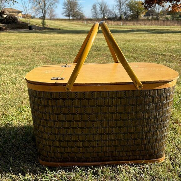Vintage LARGE Gorgeous Brown Checkered Picnic Basket Straw Woven Wicker - Picture 1 of 12